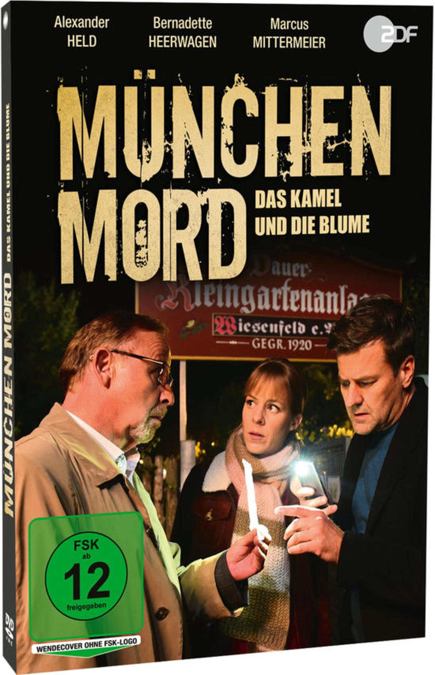 DVD-Cover für 'München Mord' mit drei Schauspielern, die nachts vor einem Schild einen Hinweis untersuchen.