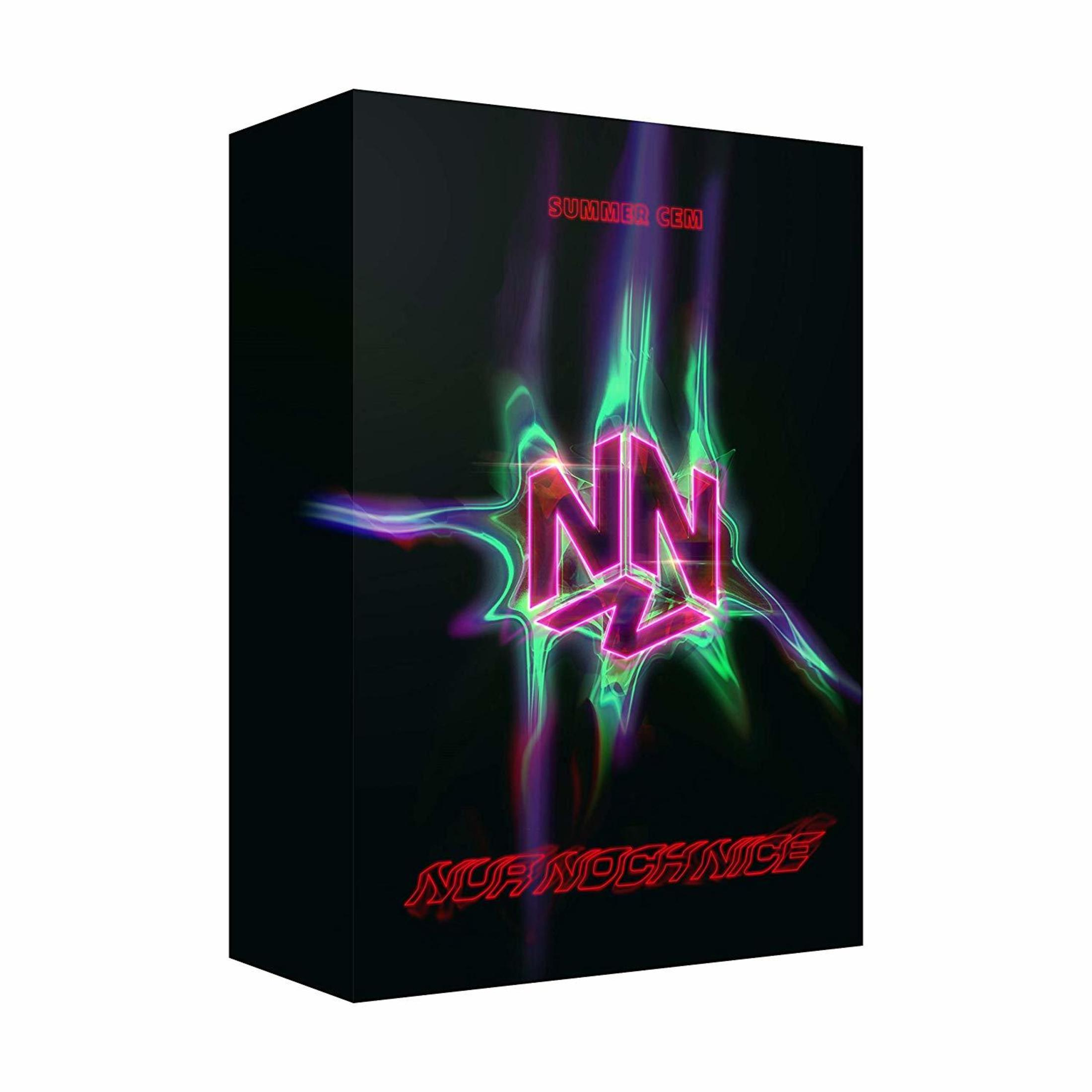 Schwarze Box mit pinkfarbenem NN-Logo, grünen Lichteffekten und roter Schrift auf dunklem Hintergrund.