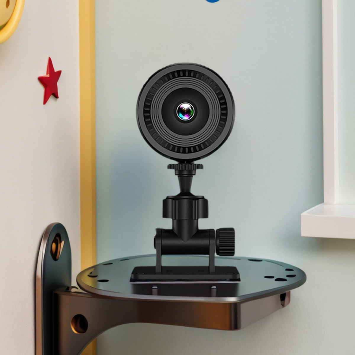 Eine schwarze Kamera ist auf einem kleinen schwarzen Regal an einer Wand montiert.