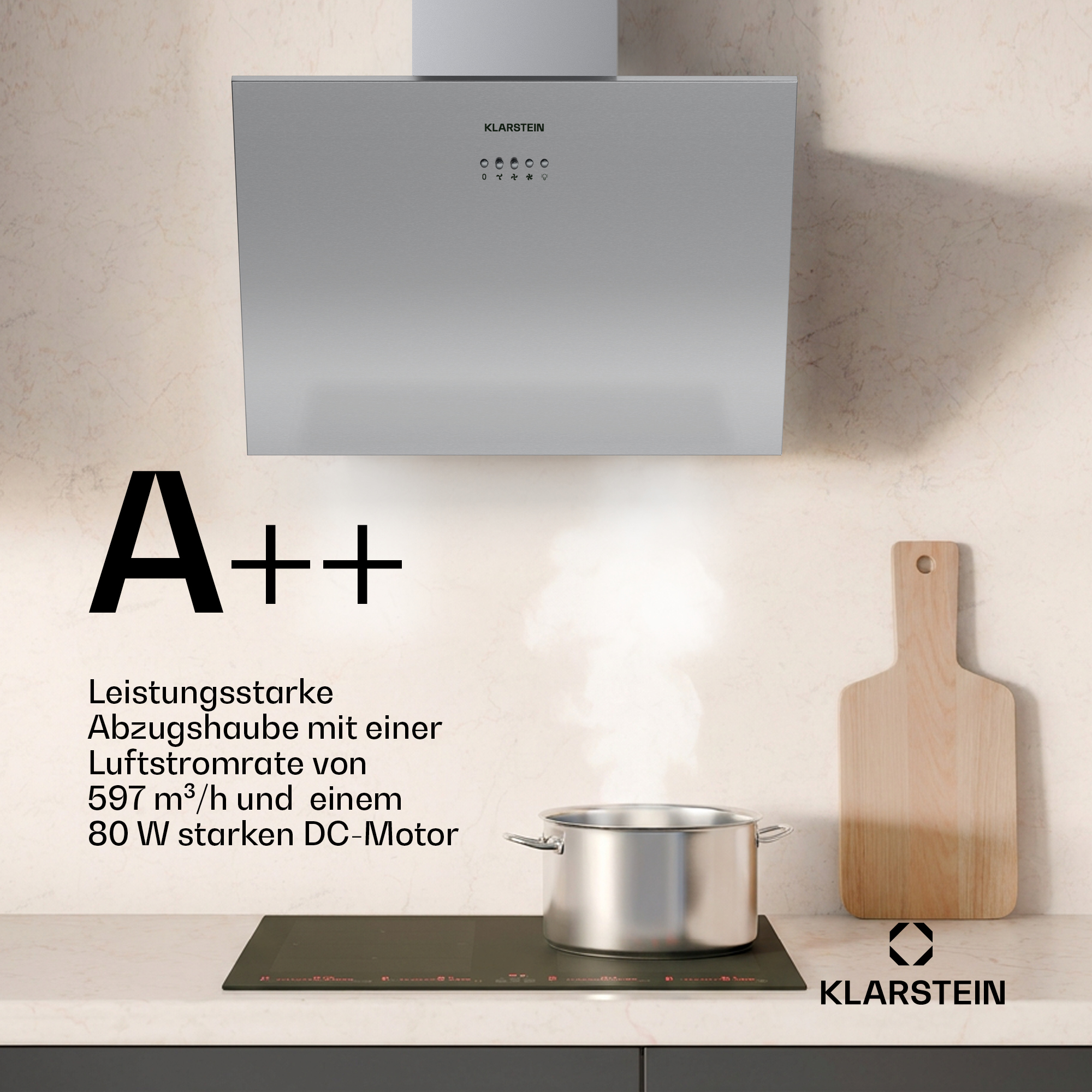 Moderne Klarstein-Dunstabzugshaube über einem Kochfeld mit Topf und Dampf, daneben ein Holzbrett und Text.