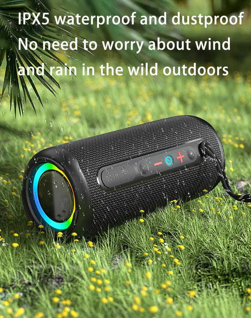 Ein schwarzer, wasserdichter Bluetooth-Lautsprecher liegt im nassen Gras mit bunten Lichtringen.