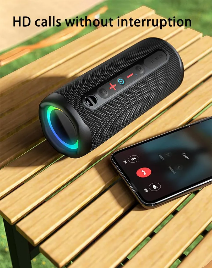 Ein schwarzer zylindrischer Bluetooth-Lautsprecher und ein Smartphone auf einem Holztisch.