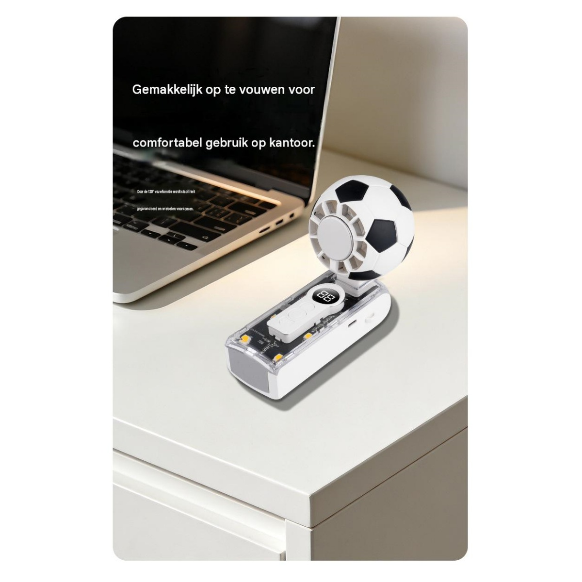 Ein kleiner fußballförmiger Handventilator auf einem weißen Schreibtisch.
