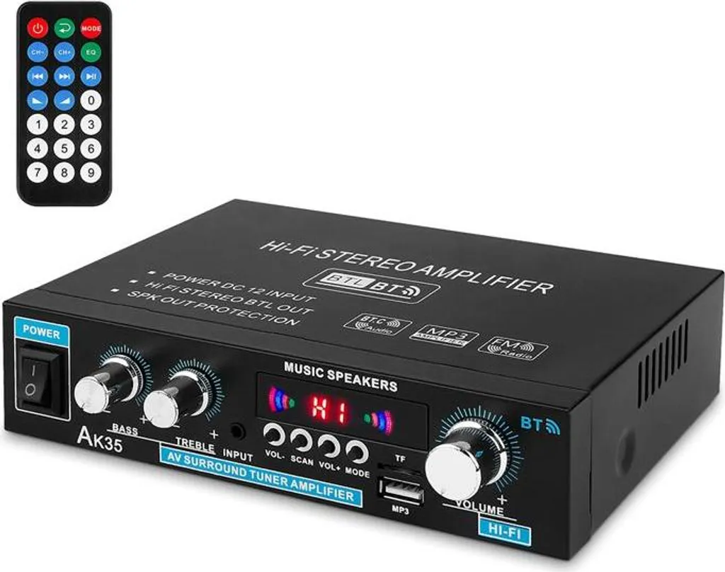 Ein schwarzer Hi-Fi-Stereo-Verstärker mit Drehknöpfen und digitalem Display sowie eine Fernbedienung auf weißem Hintergrund.