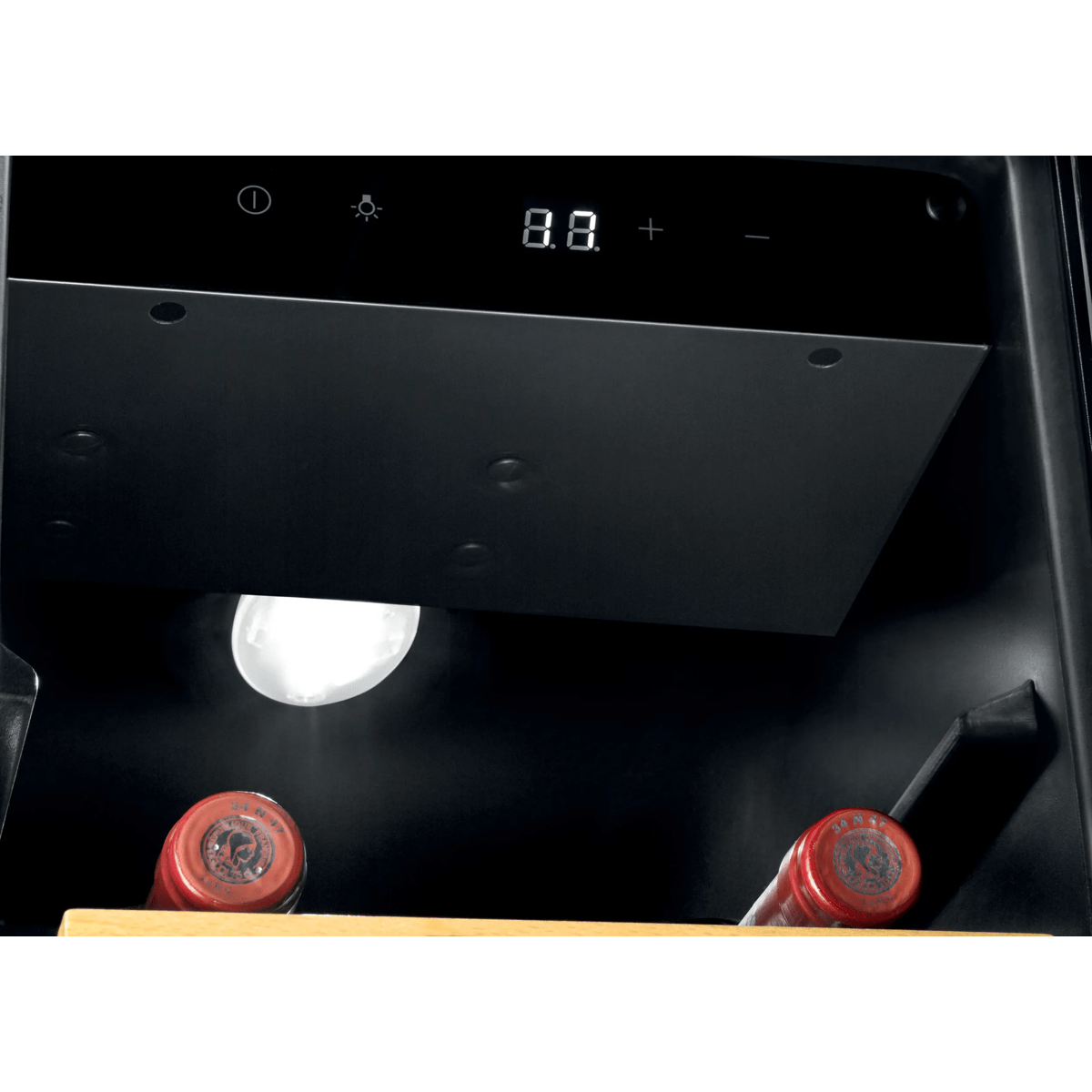Panel de control de vinoteca con pantalla LED y botellas rojas debajo.