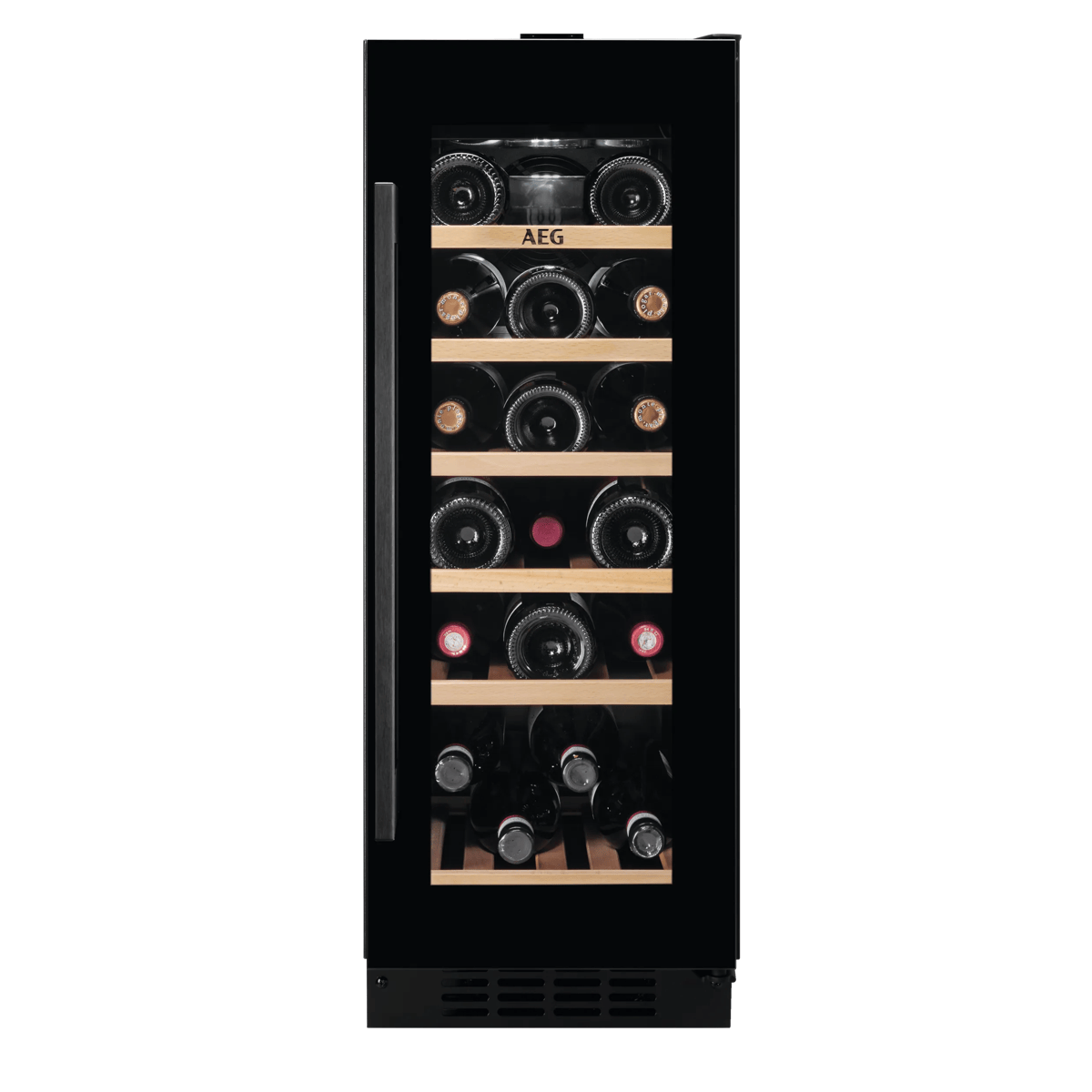 Un enfriador de vino AEG negro con puerta de cristal y estantes de madera llenos de botellas.