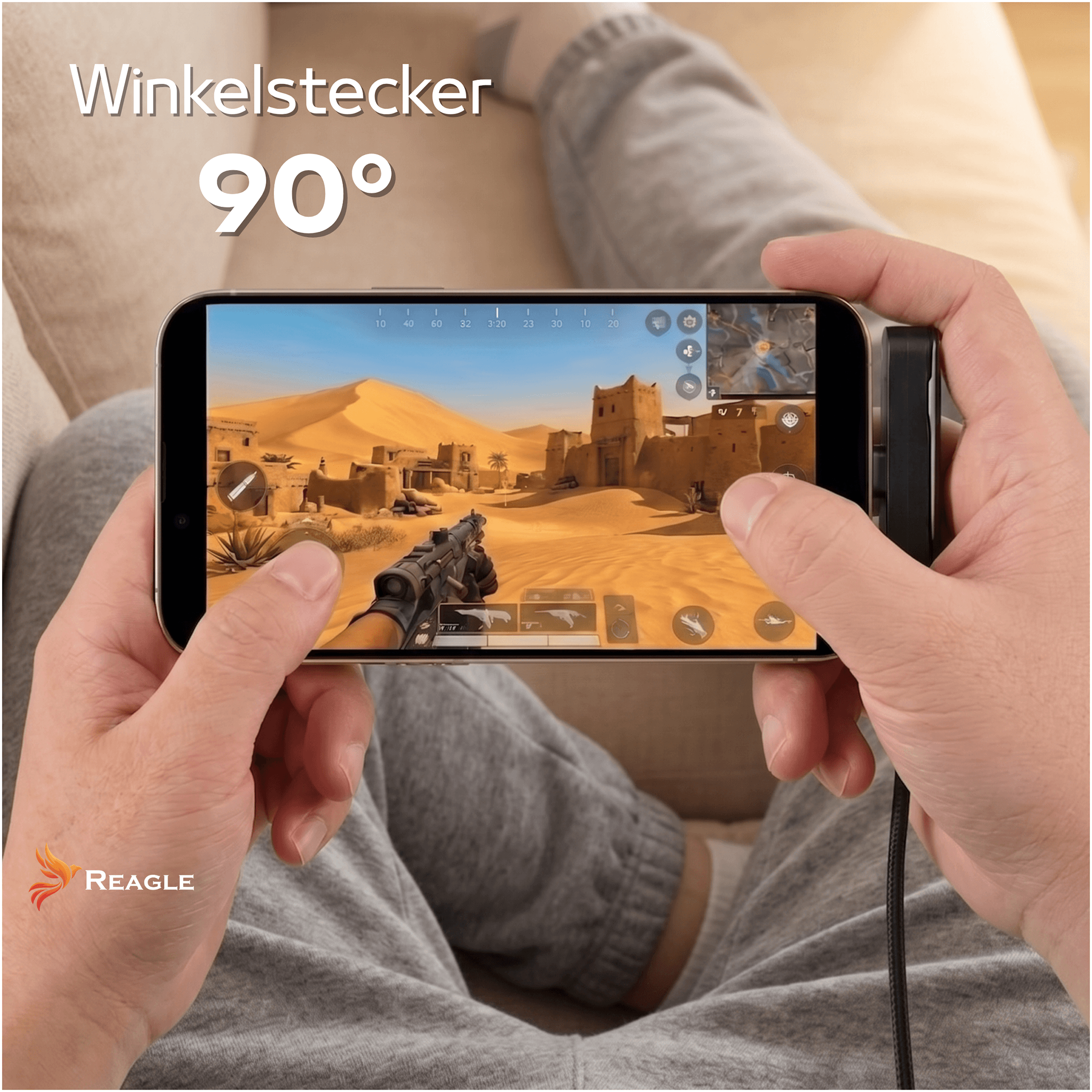 Person spielt ein Wüstenspiel auf einem Smartphone mit einem angeschlossenen 90-Grad-Winkelstecker.