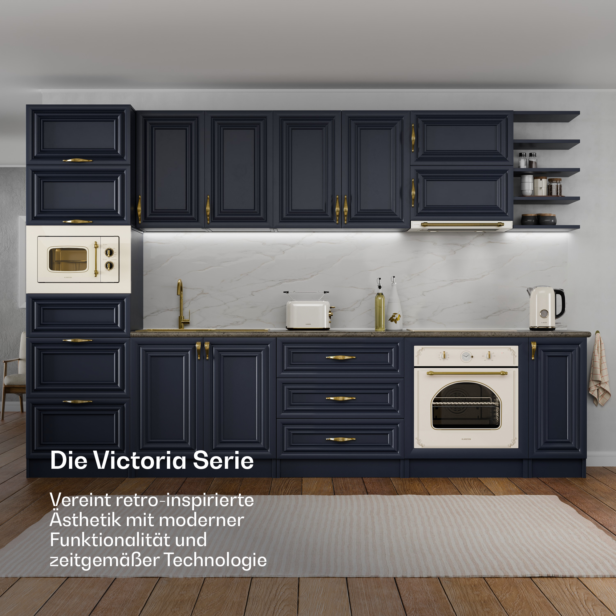 Dunkelblaue Küche mit Retro-Geräten in Weiß, Goldgriffen, Marmor-Rückwand und Holzböden.