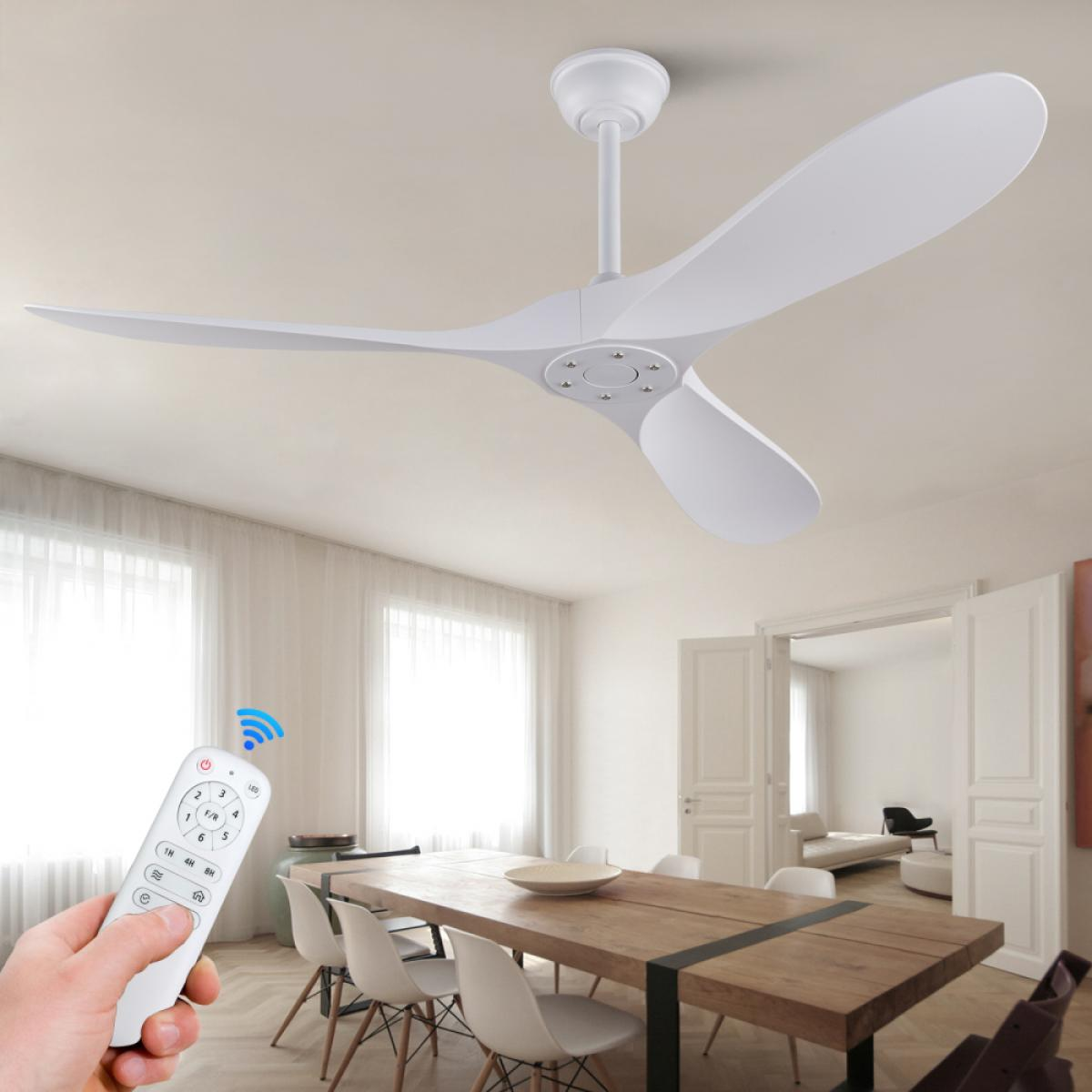 Eine Hand hält eine Fernbedienung für einen weißen Deckenventilator in einem Esszimmer.