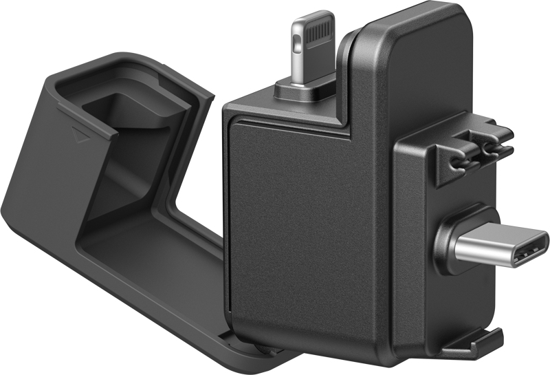 Ein schwarzer Mehrfach-Ladeadapter mit Lightning-Anschluss oben, USB-C an der Seite und einer Schutzhülle.