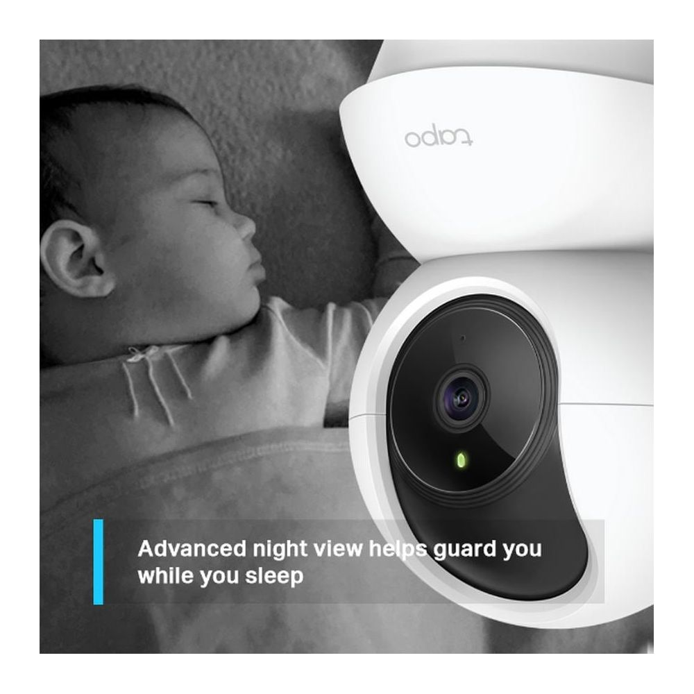 Eine weiße Überwachungskamera blickt auf ein friedlich schlafendes Baby im Bett.