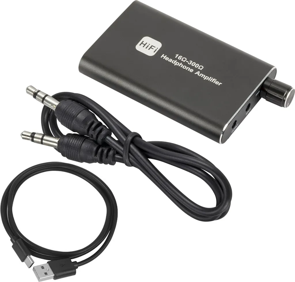 Ein schwarzer HiFi-Kopfhörerverstärker mit zwei Kabeln auf weißem Hintergrund.