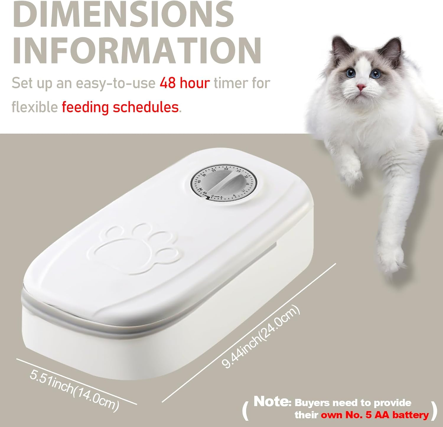 Ein weißer automatischer Futterautomat mit Timer, Abmessungen und einer Katze daneben.