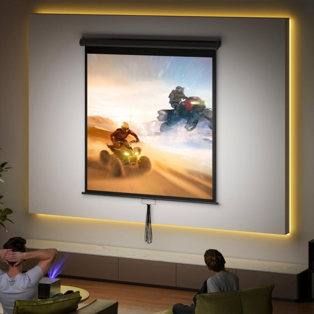 Zwei Personen sitzen vor einer Leinwand und schauen ein Action-Video über Quads in einer Wüste.