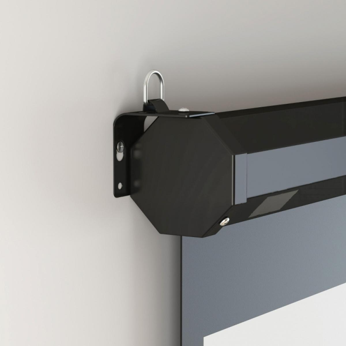 Eine schwarze Projektionswand ist mit einer Halterung und einem Metallring an einer hellen Wand befestigt.