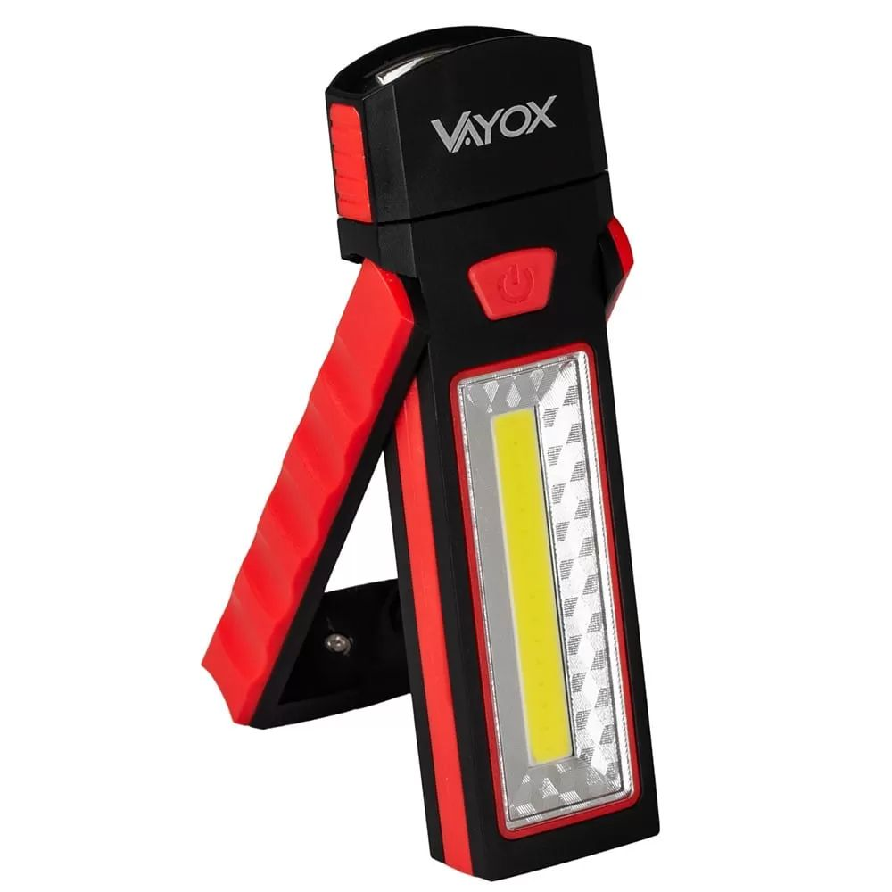 Czarno-czerwona lampa robocza LED Vayox ze stojakiem na białym tle.