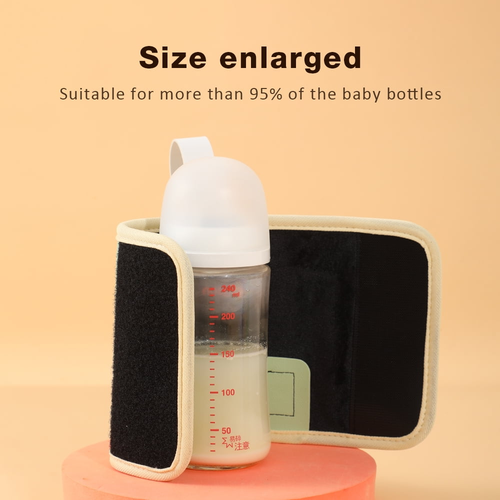 Eine Babyflasche in einer schwarzen und hellbeigen Isolierhülle steht auf einer runden Unterlage vor gelbem Hintergrund.