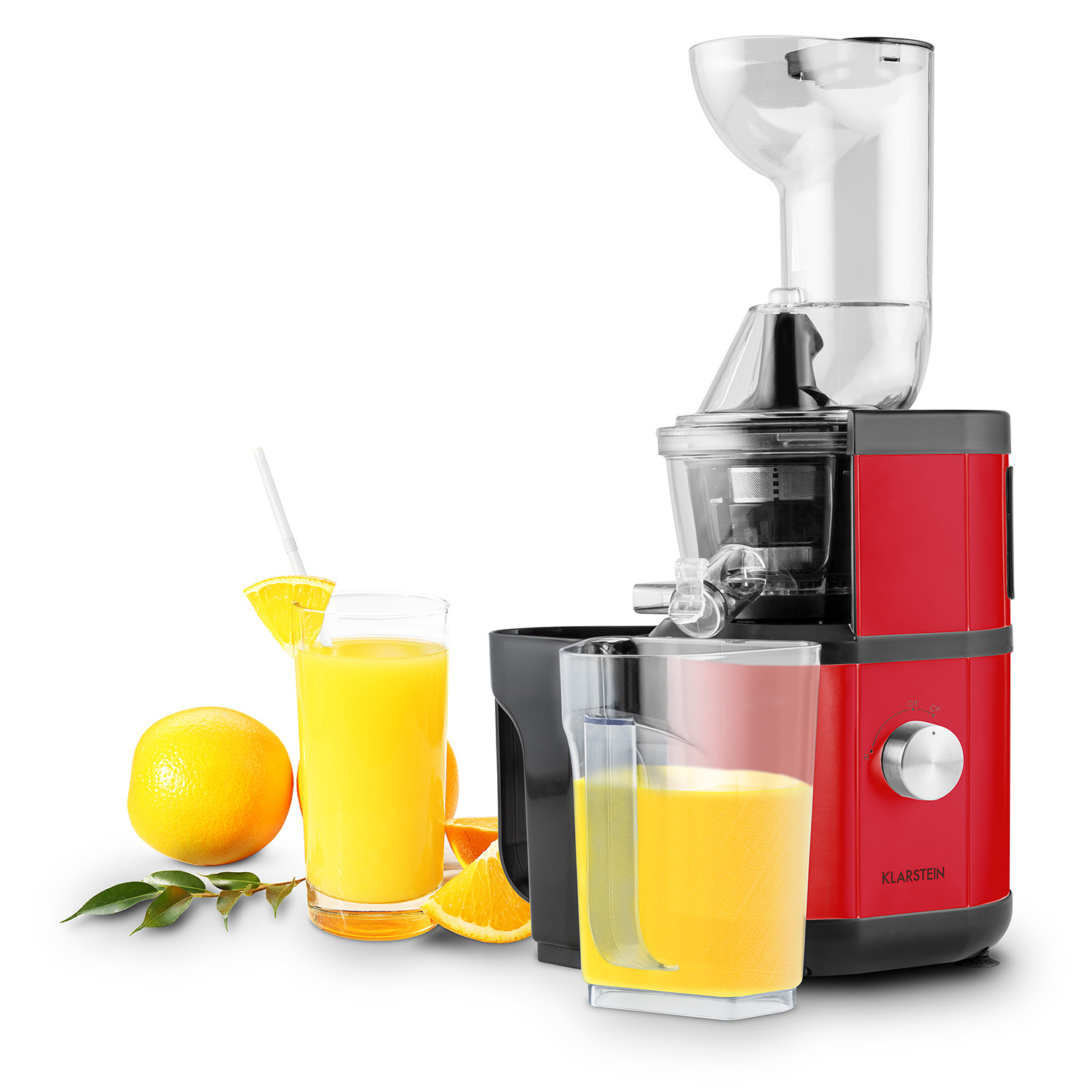 Roter Slow Juicer mit frisch gepresstem Orangensaft, Orangenscheiben und einer ganzen Orange.