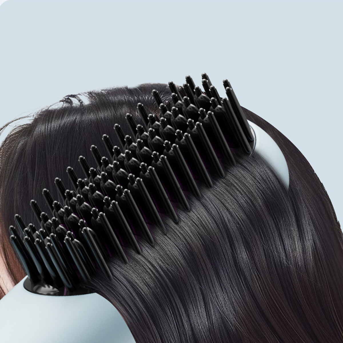 Eine schwarze Haarglättungsbürste gleitet durch glattes, dunkles Haar vor hellem Hintergrund.