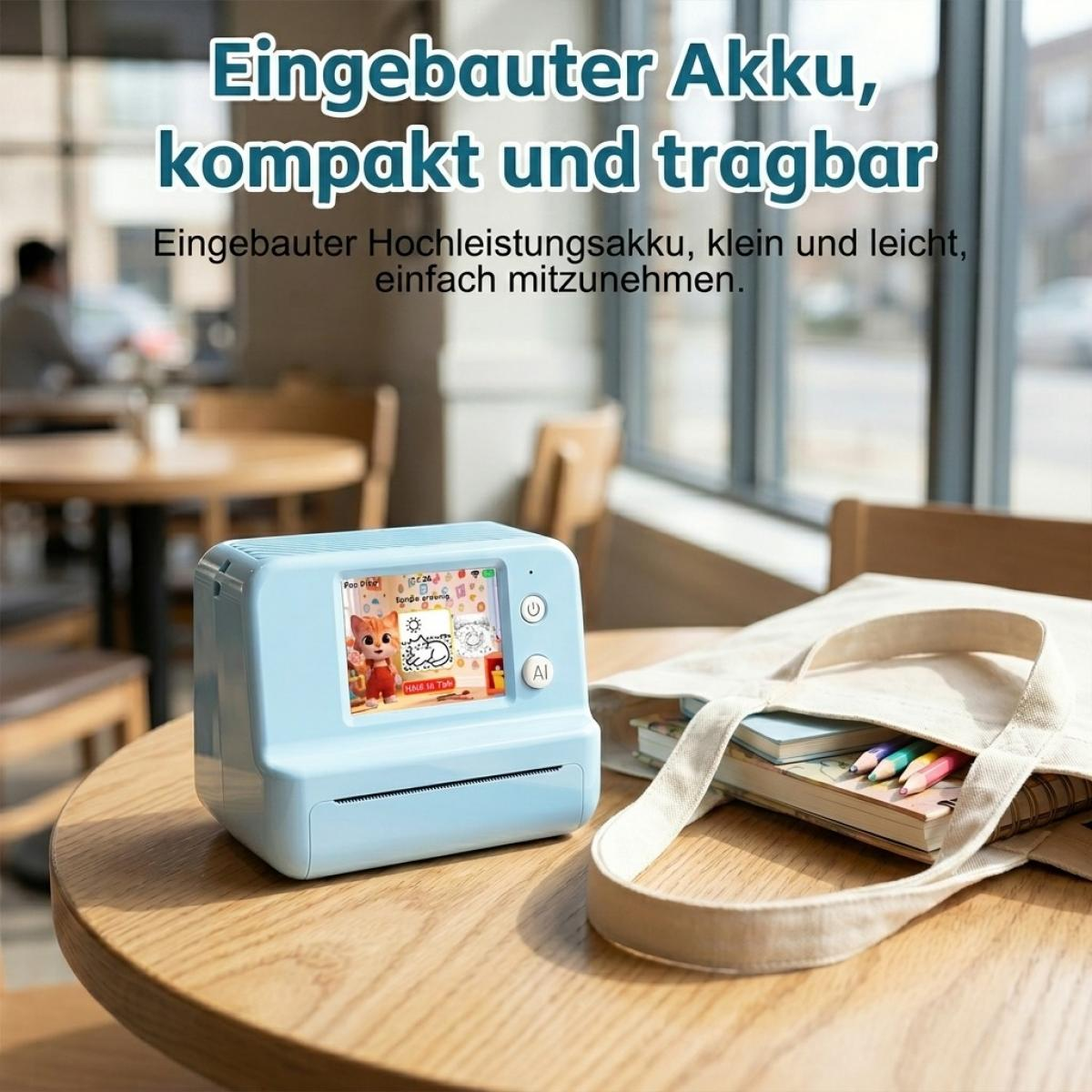 Ein blauer Mini-Drucker mit Bildschirm steht auf einem Holztisch in einem Café, daneben eine Tasche mit Stiften.