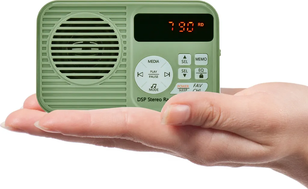 Ein kleiner grüner DSP-Stereoradio wird in einer Hand gehalten, mit einem digitalen Display und Bedientasten.