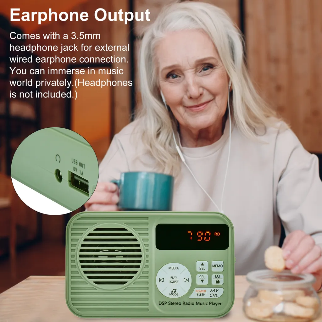 Ältere Frau lächelt mit Kopfhörern neben grünem Radio und Keksen.