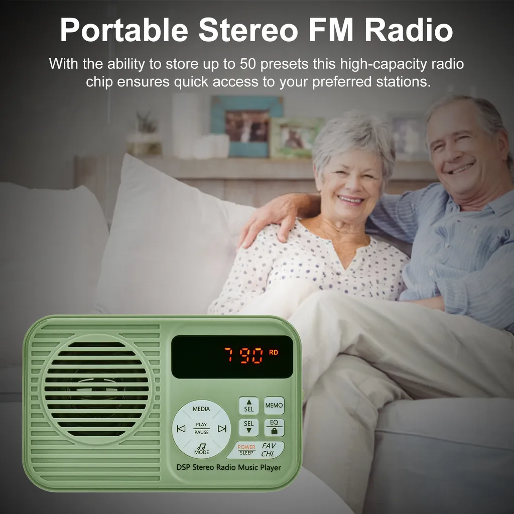 Ein grünes tragbares FM-Radio im Vordergrund, während ein älteres Paar im Hintergrund gemütlich auf einem Sofa sitzt.