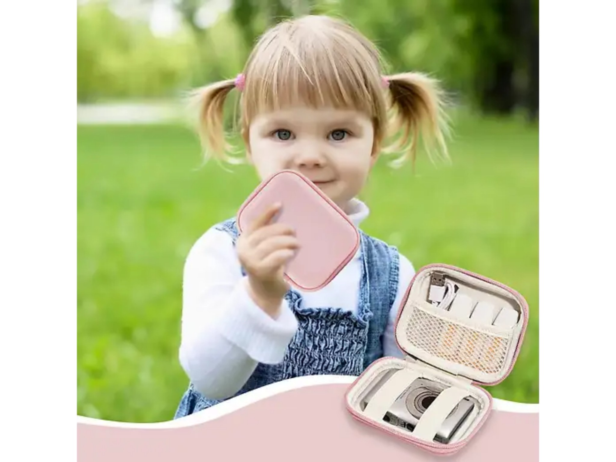 Ein junges Mädchen mit Zöpfen hält draußen ein kleines rosa Etui, im Vordergrund ein offenes Etui mit einer Kamera.