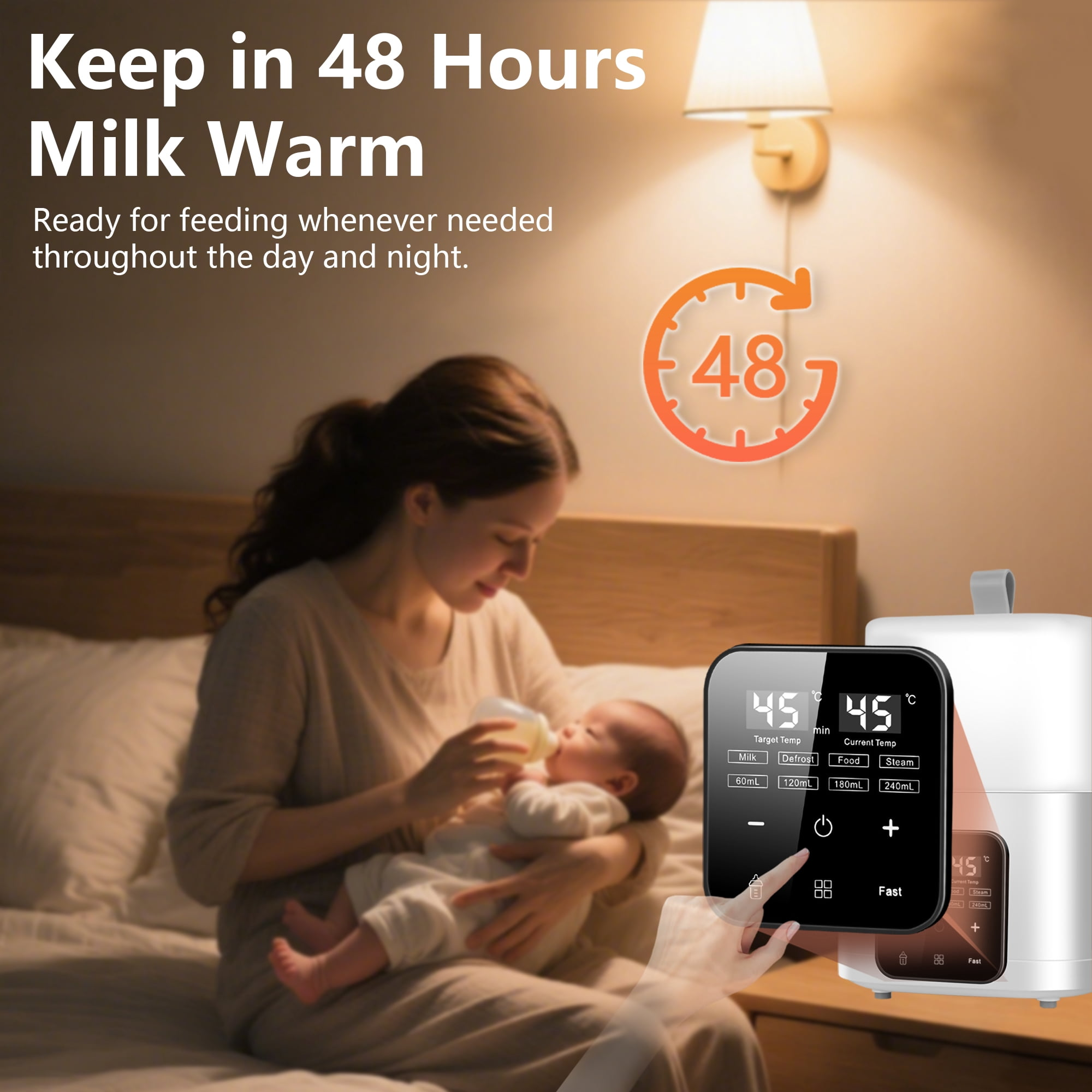 Mutter füttert Baby im Bett; daneben ein Milchwärmer mit Digitalanzeige.