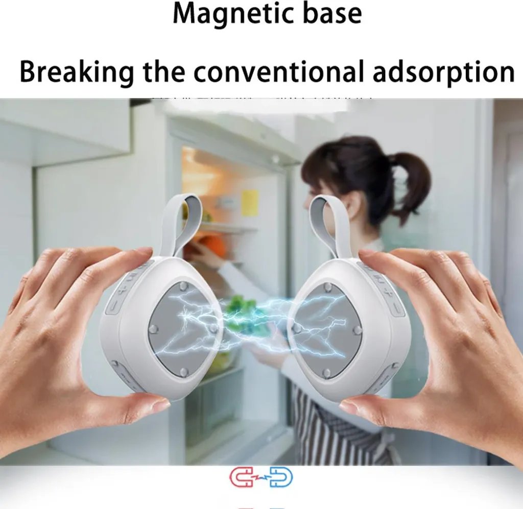 Zwei Hände halten weiße magnetische Geräte vor einer Küche, mit elektrischen Effekten dazwischen.