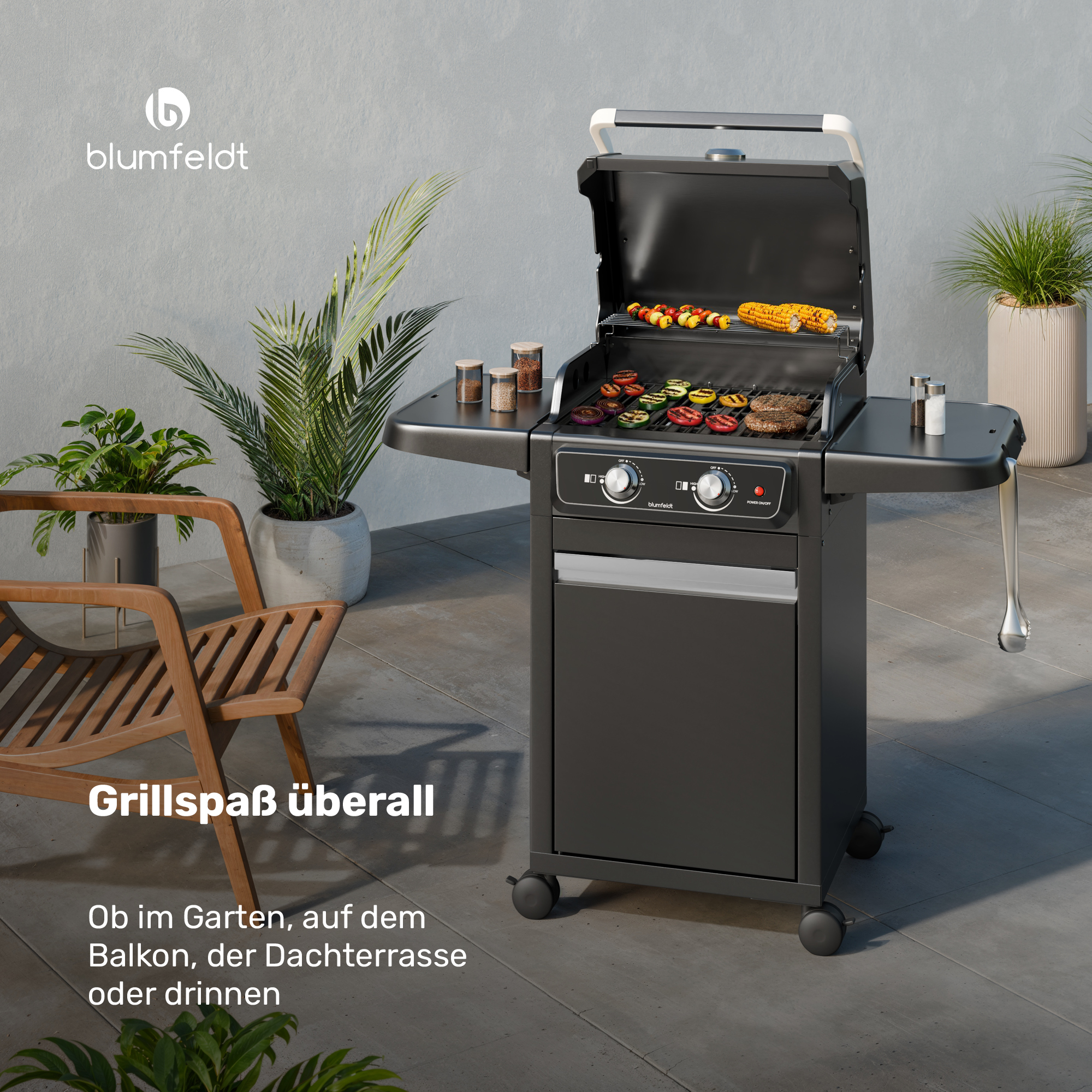 Ein schwarzer Gasgrill mit Lebensmitteln auf dem Rost steht auf einer Terrasse neben Pflanzen und einem Holzstuhl.