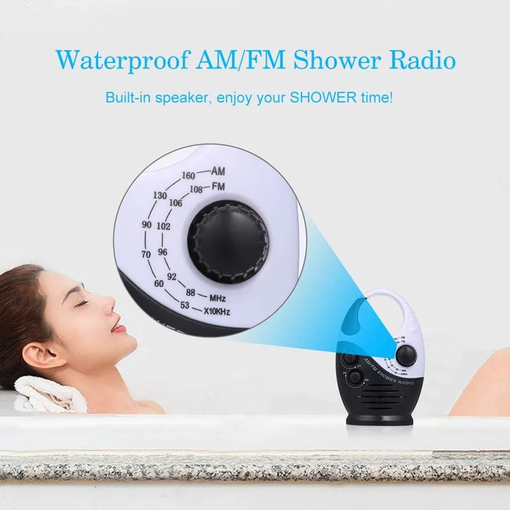 Wasserdichtes AM/FM Duschradio neben einer entspannten Frau in der Badewanne.