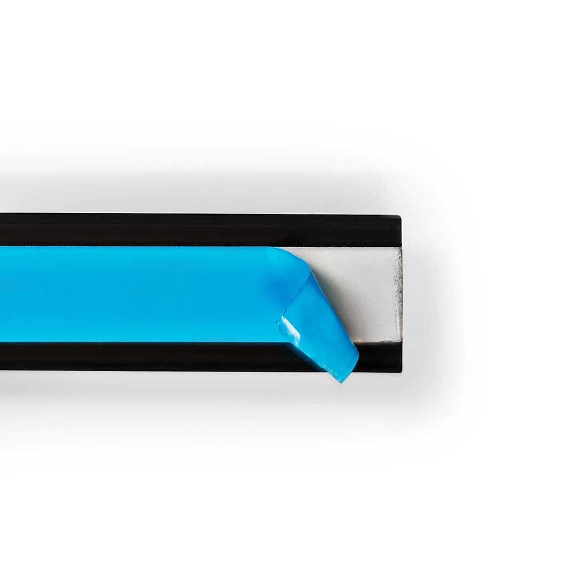 Eine schwarze Leiste mit doppelseitigem Klebeband, dessen blaue Schutzfolie teilweise abgezogen ist.