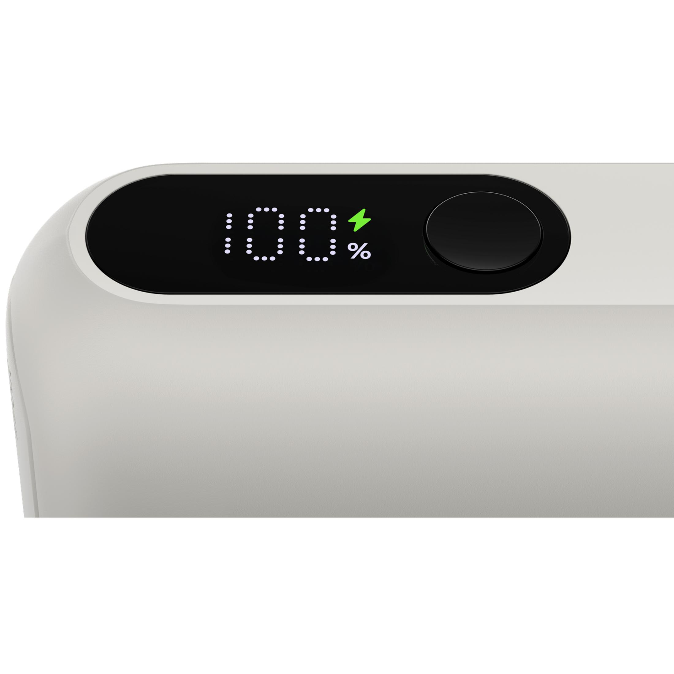 Nahaufnahme einer weißen Powerbank mit schwarzem LED-Display, das 100% und ein grünes Blitzsymbol zeigt.