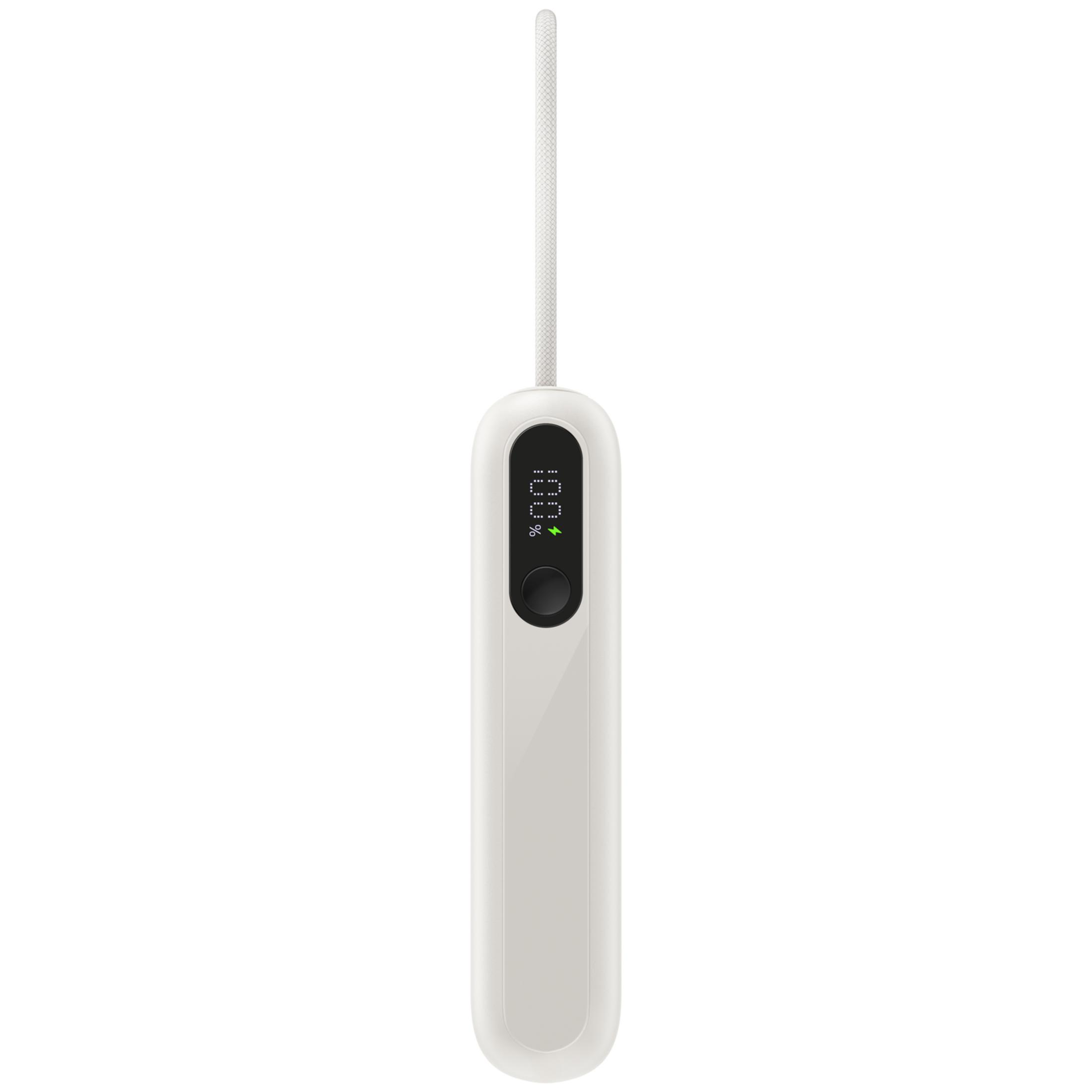 Eine weiße Powerbank mit integriertem Ladekabel und digitaler Prozentanzeige, die 100% anzeigt.