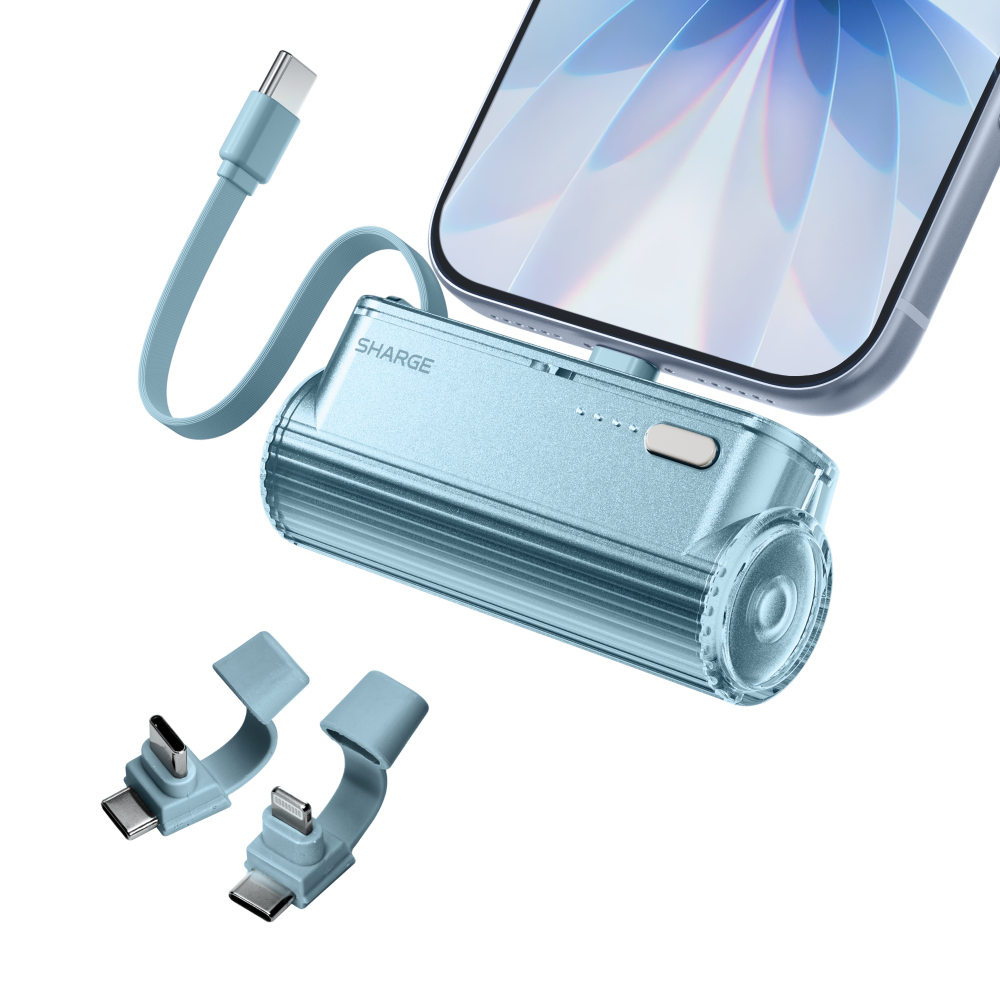Blaue Powerbank von Sharge, die an ein Smartphone angeschlossen ist, mit zwei abnehmbaren Adaptern.