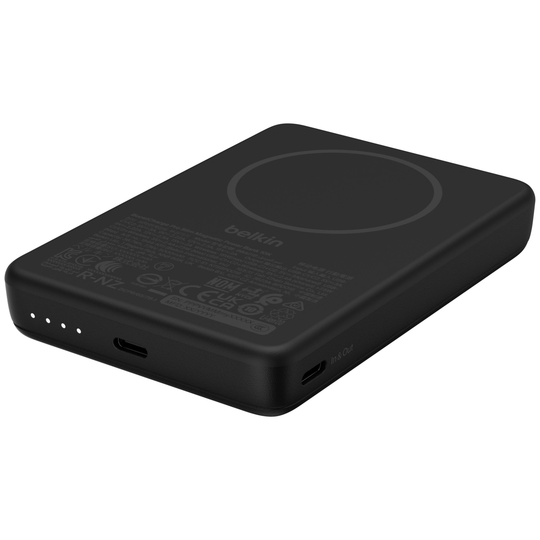 Schwarze Belkin Power Bank mit kabellosem Ladekreis, Anschlüssen und LED-Anzeige auf heller Unterlage.