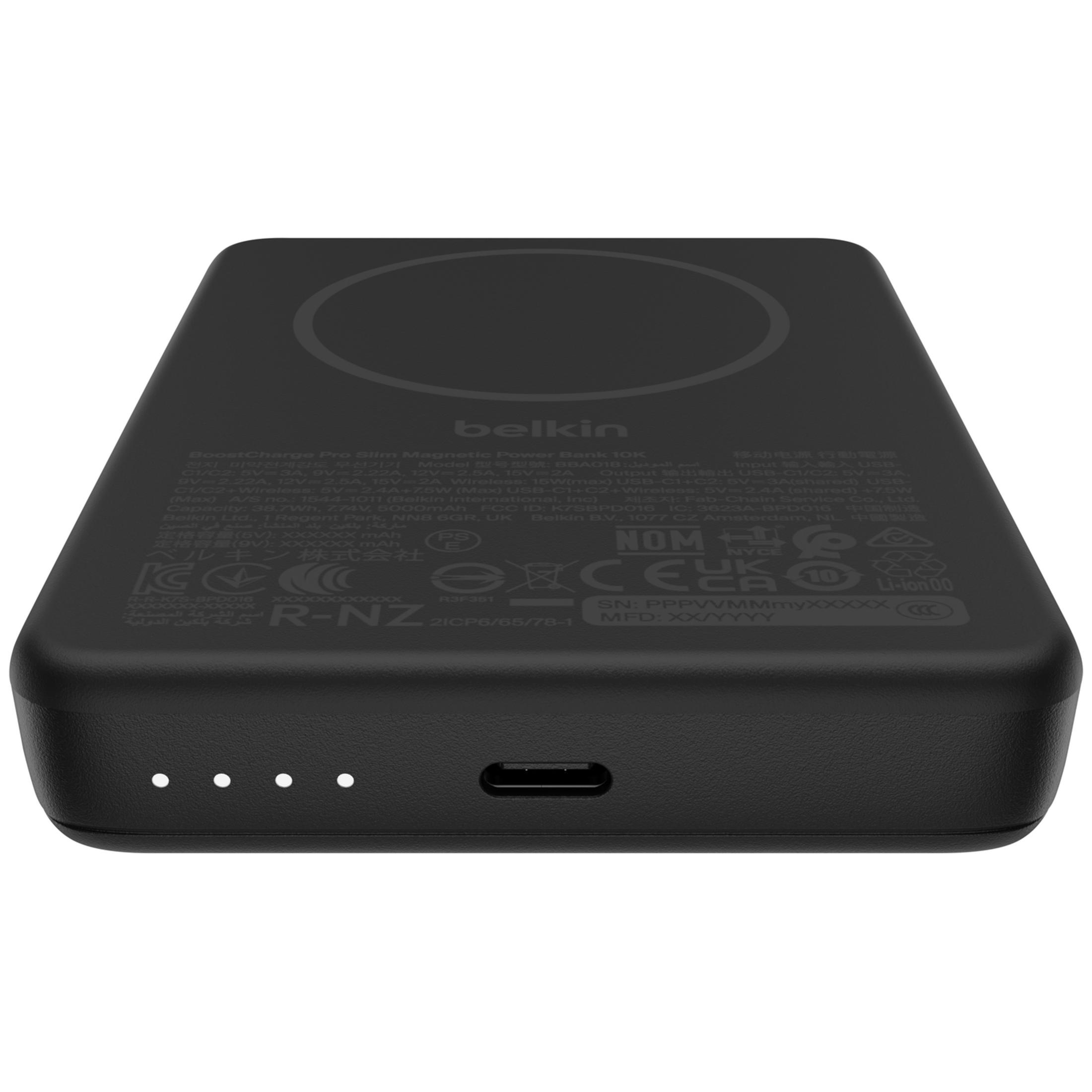 Eine mattschwarze Belkin Powerbank mit USB-C-Anschluss, vier LED-Anzeigen und Produktdetails auf der Oberseite.