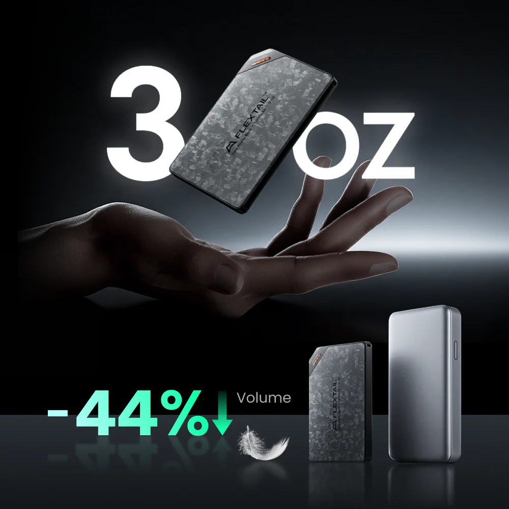 Eine Hand hält eine kompakte Powerbank über dem Text 3 oz und -44% Volumen.