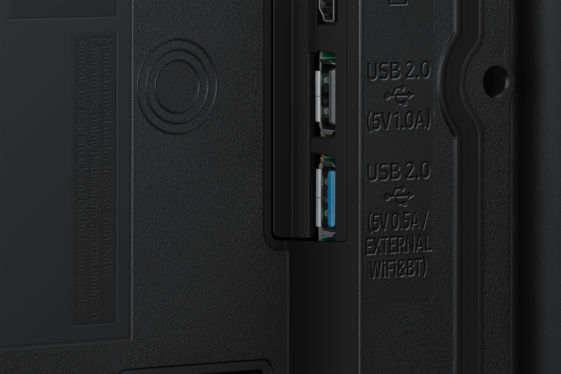 Retro di un televisore con due porte USB 2.0 e testo della licenza Dolby.