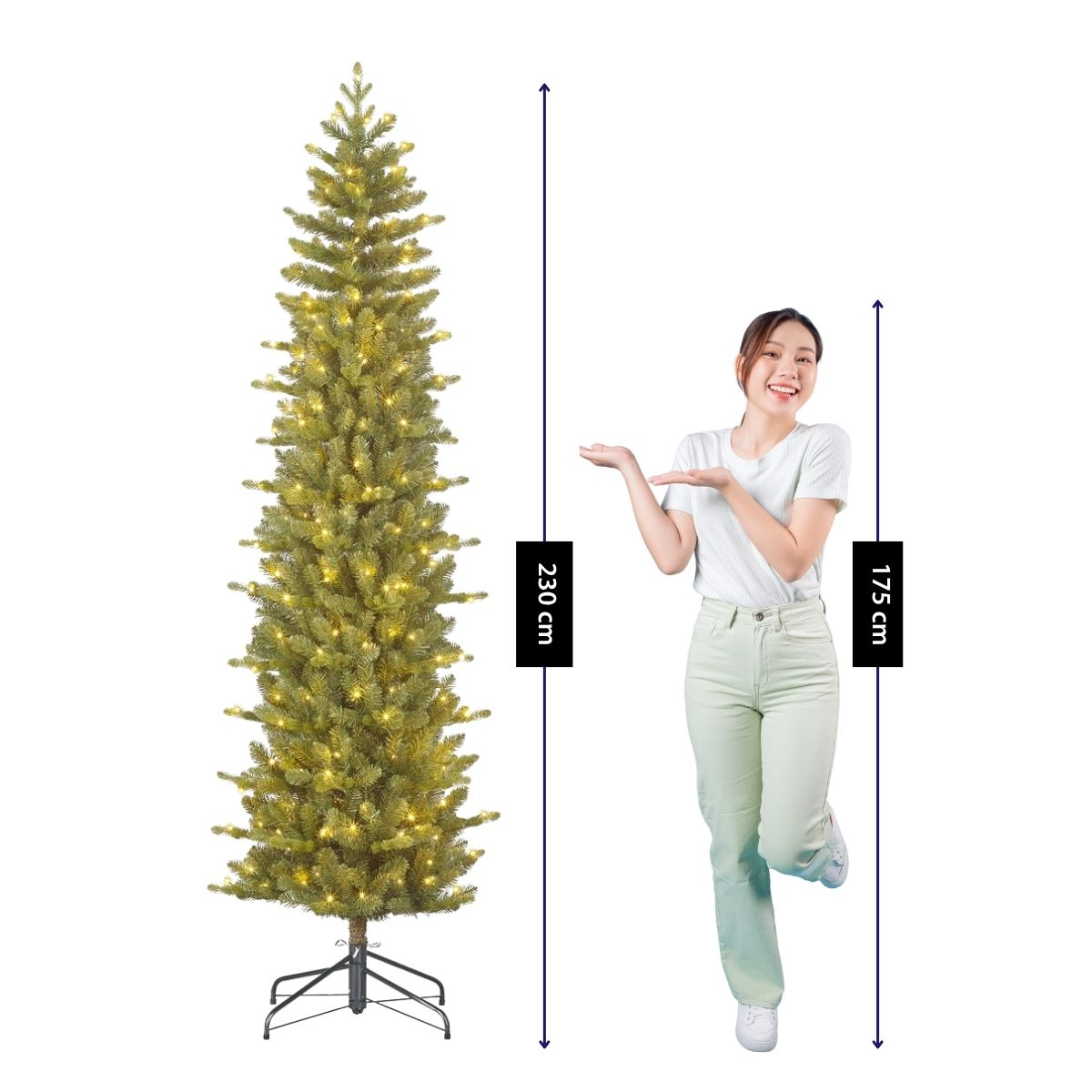 Een vrouw wijst naar een kerstboom van 230 cm hoog, naast een lengtemarkering van 175 cm.