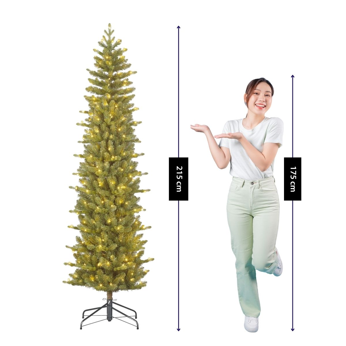 Une femme se tient près d'un grand sapin lumineux avec des repères de hauteur de 215 cm et 175 cm.