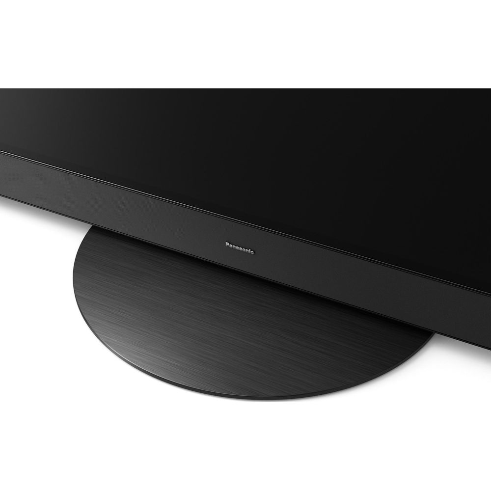 Gros plan d'un téléviseur Panasonic noir sur un pied rond en métal brossé sur fond blanc.