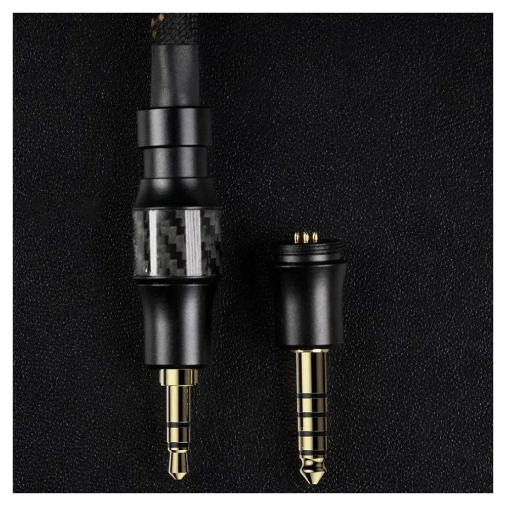 Dos conectores de cable de audio negros con pines dorados sobre fondo oscuro.