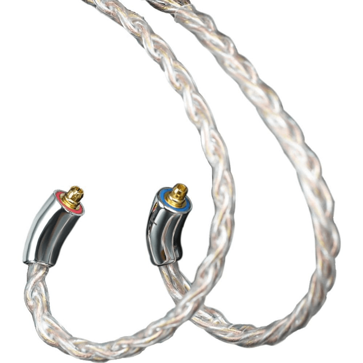 Primer plano de cables de auriculares plateados trenzados con conectores dorados sobre fondo blanco.