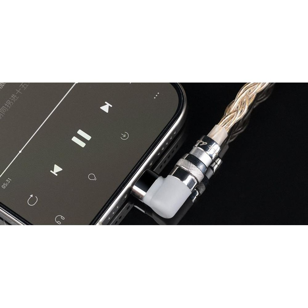 Un teléfono inteligente muestra una aplicación de música mientras un cable trenzado está conectado a su conector.