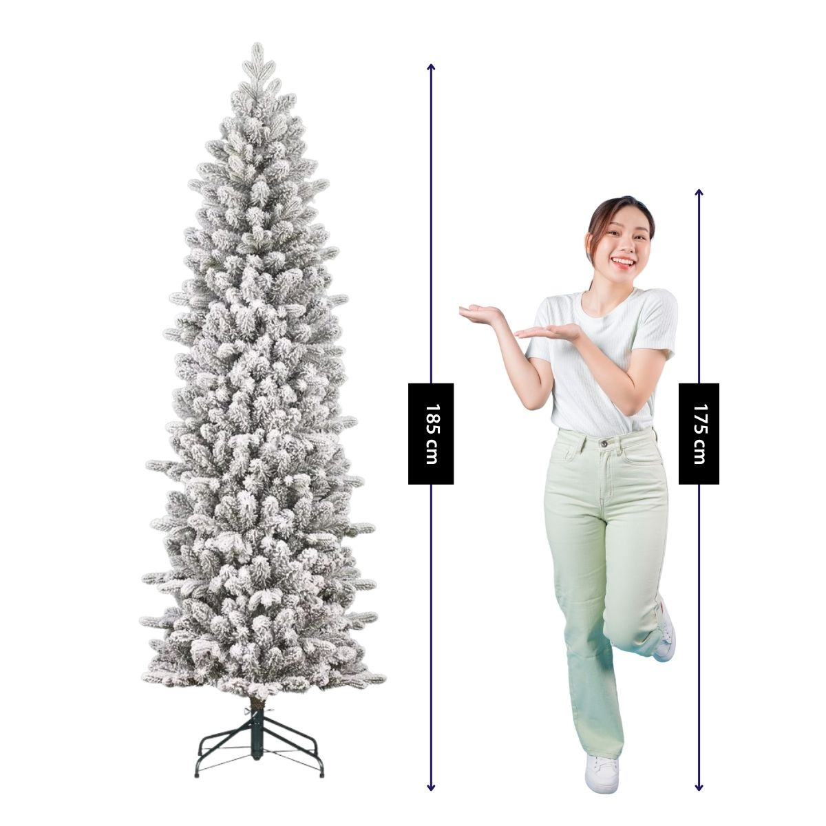 Een vrouw presenteert een kunstmatige, besneeuwde kerstboom van 185 cm hoog.