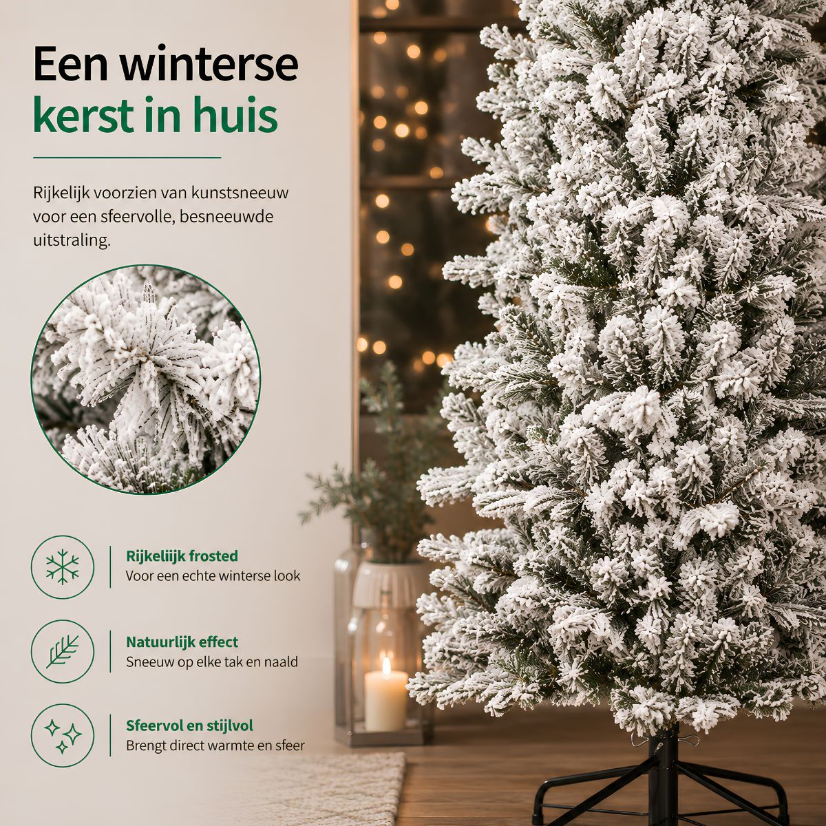 Volledig besneeuwde kunstkerstboom in een gezellige kamer met tekst en detailinzet.