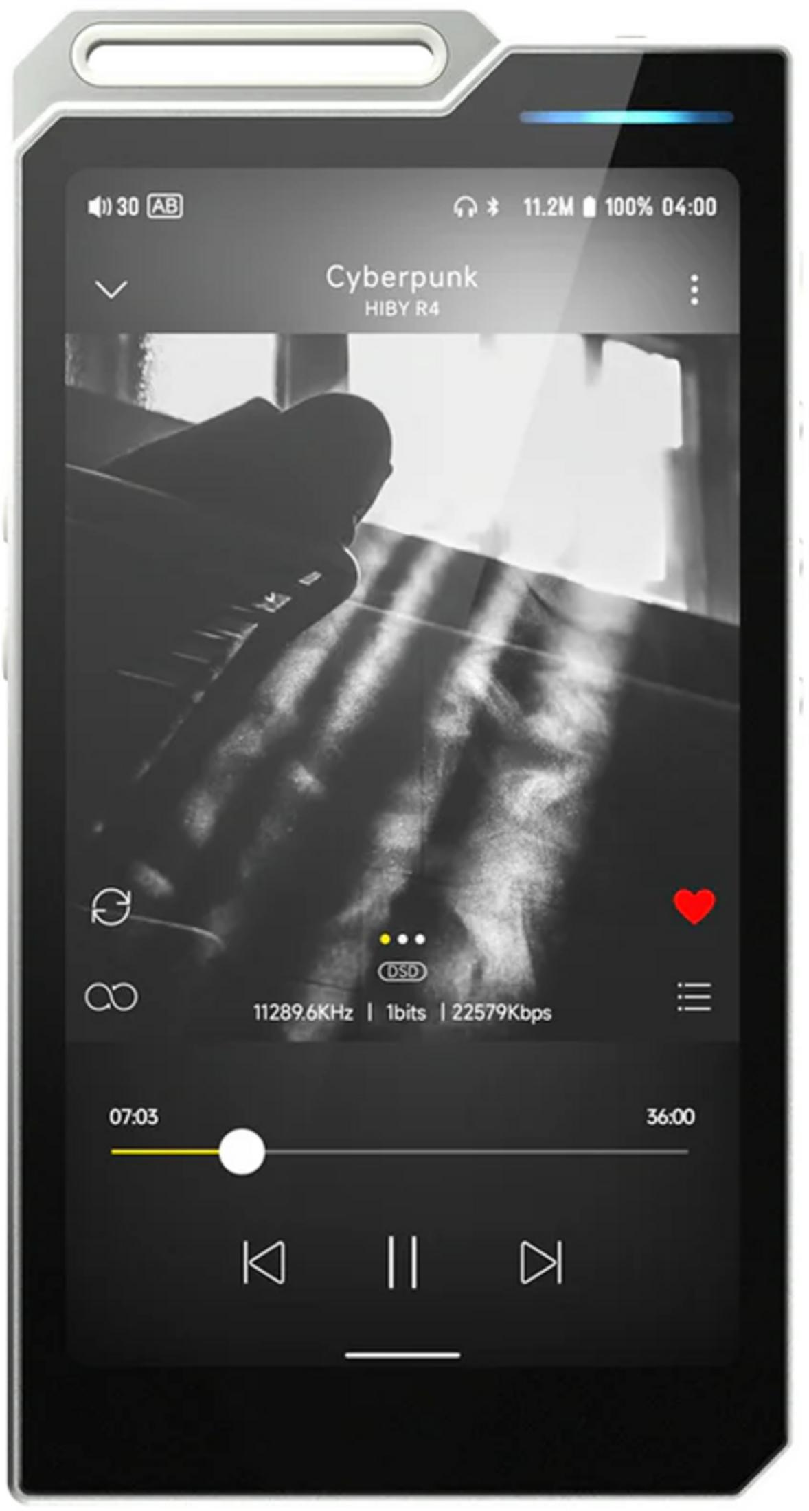 Un reproductor de música portátil que muestra una aplicación de música con controles y una imagen en blanco y negro.