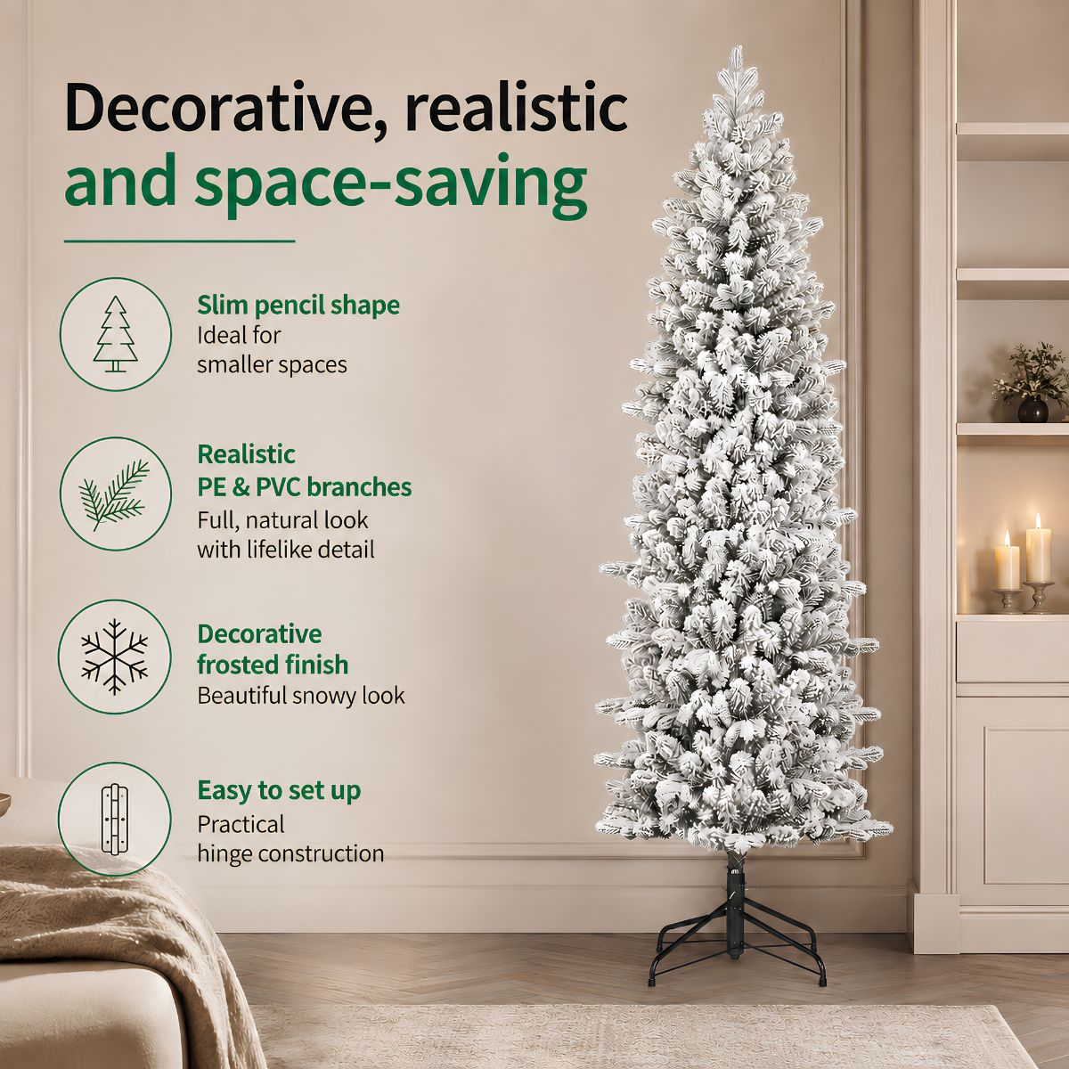 Slanke, witte kunstkerstboom met nepsneeuw in een gezellige woonkamer.